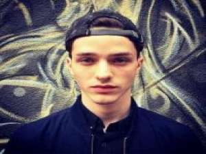 溺爱 刚刚看到一个人很像你