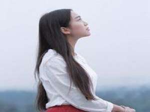 给我一杯清酒说笑着说别回头 绕过江山错落，才发现