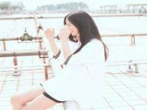 去见他吧也别管城市有多拥挤 活的平凡却不失风度。