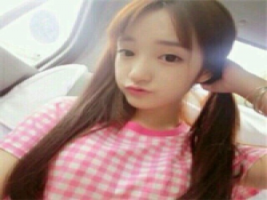 萌妹哟. 小时候家里很穷买不起