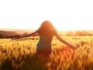 阳光正好，微笑向暖。 有时候，让别人在乎你