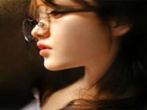 红衣佳人白衣友 清晨想到的第一个人和