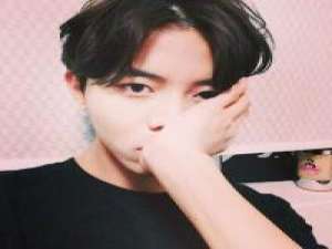 不及你眼 在这个世界上 只有伤