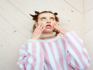 陋女执事 不要什么话都跟别人讲