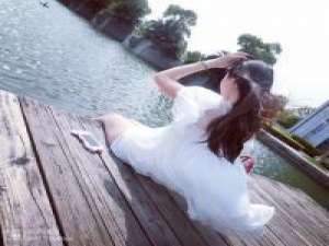 八月海风微微蓝 一个人在回忆里继续，