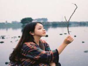 纤骨：那时总以为两个人就不会孤单 风最流氓了 把我发型