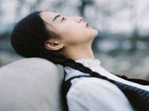 骆驼不会流泪因为知道水的珍贵. 我希望有个人，会陪我