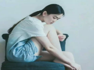 疯子 用手触摸空气，再一次