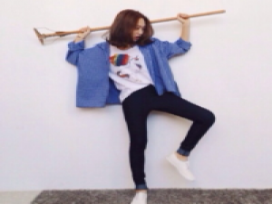 我们都爱逞强 心里流着眼泪笑着说没事 我愿意爱你而我自己却