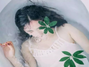 终究我们还是走散了。 [光芒四射的你 是我