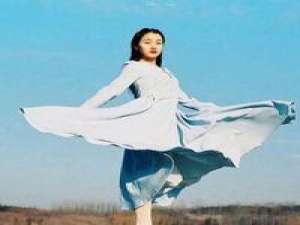 她是上天赐给我的天使. 我们站在不同的公车上