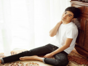 迷。 那谁，往路中间走点，