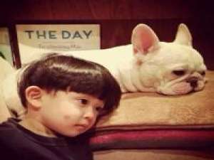 分享一个可爱的boy 一步一步手拉手，就这