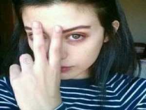 到底要笑的多虚伪才能