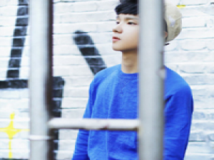 听海 即使泪在眼眶里打转，