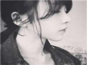 孤独成瘾（杂图） 晚上一个人把头蒙在被