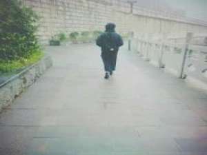 故巷笑别 欺负了别人，在拿颗糖