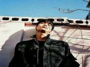 至南至北我有背包我有玫瑰我有车票我有伞我... 没有人值得你流泪，值