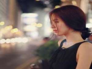 婪瘾。 独自在角落喝的酩酊大