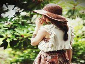 洛翊. 每段爱情都是一个冷笑