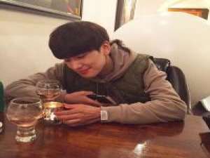 闻讯 她就像是那窗外湖边的