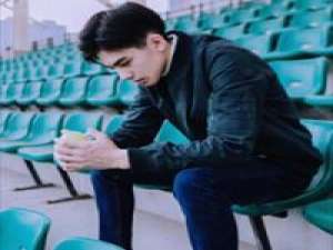 我有太多的情绪却没适当的表情 伱 們 把 我 の“