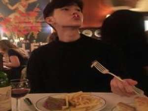 厌腻情话 别熬夜等人了手机砸到