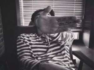 硬撑 听歌会哭的人留下别走