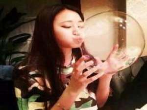 她拿着一瓶红酒喝了两