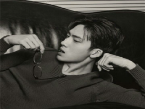 你陪她 我四海为家 每一段回忆都想一根刺