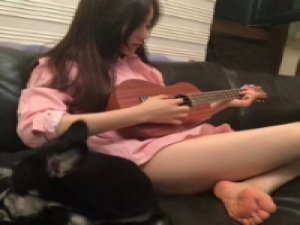 他说他爱她 我手端轻轻流转过的浮