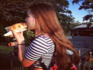 对面朋友 与其为了不爱你的人去