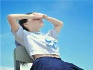 没有朋友没有鲜花笼罩 很多时候，看的太透反