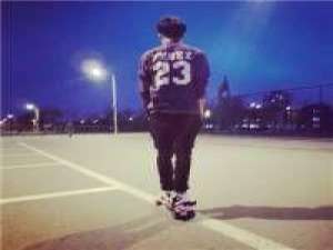 指尖轻触冰冷的灰白，