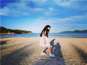 站起来，擦干汗水。走