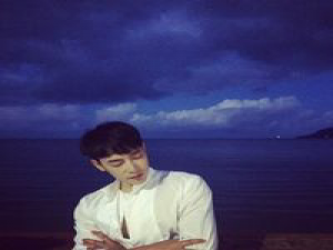 我也很想他，在某个地方 明知道你没有错 还硬