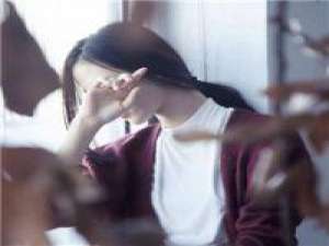 可是我不能一难过就抱住你 自己不努力蹦跶 人家