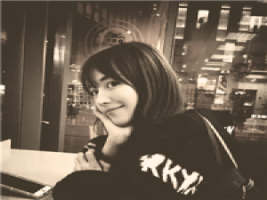 【女头】跟着风行走，把孤单当自由。 触碰我的底线可能是你