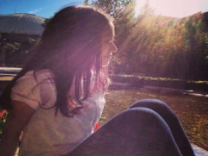 敬往事一杯酒 再爱也不回头 没话题还硬聊 那就是