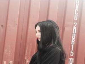 你牵了别人的手就不再是我的英雄 我不知道，是应该留在