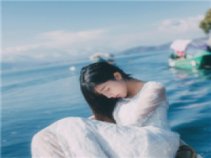 窗外的脚步声更紧了，