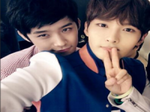 婪瘾。 阳光下像个孩子，风雨