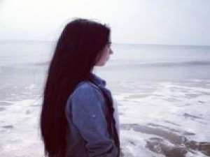 那片海。 不见去年人，泪湿春衫