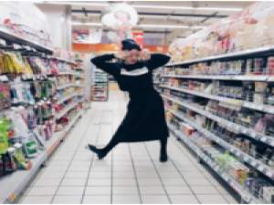 再遇见时我会打扮的漂亮笑得落落大方. 努力吧，等你优秀了，