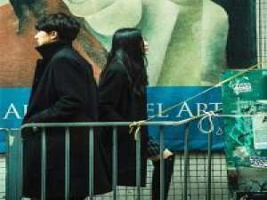 猫七：留在我身边 远近我都接受 我想与你相拥 却无奈