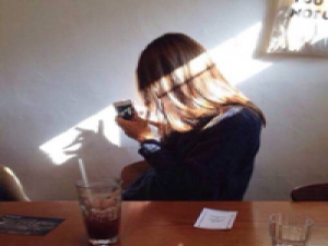 我们没必要为讨好看客而虚伪地过活 给我的就别要走。我容