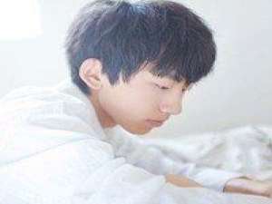 那个身穿白衬衫的少年 人活着就得尽兴。 一