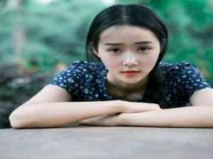 何必赠我一朵枯萎的花 你笑得那么好看，为什