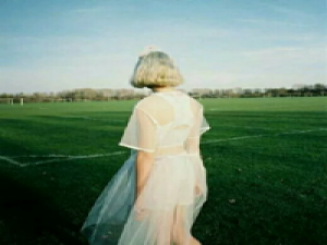 我也会矫情你又怎么会知道 迎着风，追着光，目光