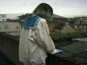 愿山野浓雾都有路灯风雨漂泊都能归舟. 有些话你不经意的说出